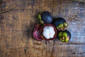 Draufsicht der Mangostanfrucht auf einem Holztisch