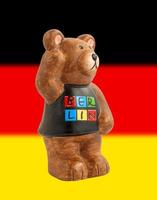 Bärensymbol von Berlin. tragen auf dem hintergrund der flagge von deutschland. foto