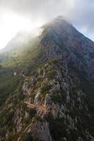 Hochgebirgsstraße zwischen den Felsen foto