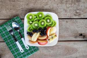 Obst auf einem Teller mit Besteck foto