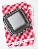 Einweg-Lebensmittelbehälter. graue Schachtel aus Polystyrol auf weißem Hintergrund foto