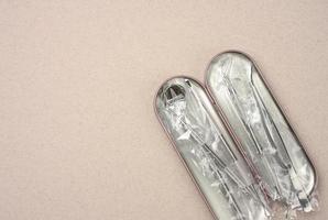 Medizinische Artikel aus Metall des Zahnarztes auf grauem Hintergrund foto