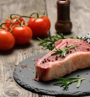 frisches rohes Stück Rindfleisch, Striploin-Steak auf Holzhintergrund, Draufsicht foto