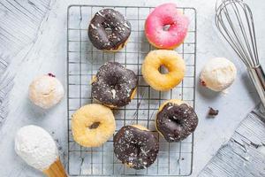 Draufsicht auf Donuts auf einem Gestell foto