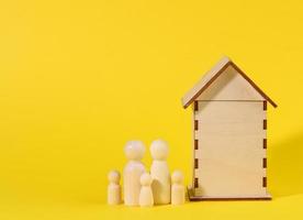 Familienfiguren aus Holz, Modellhaus. immobilienkauf, mietkonzept foto