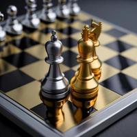 Gold- und Silberschach auf Schachbrettspiel für Geschäftsmetapher-Führungskonzept foto
