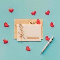 Valentinstag-Grußkarte und rotes Herz auf blauem Hintergrund, kopieren Sie Platz für Text foto