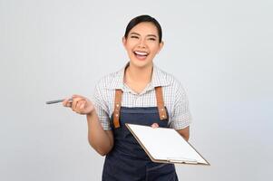 Porträt einer jungen asiatischen Frau in einheitlicher Pose der Kellnerin mit Klemmbrett foto