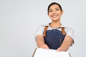 Porträt einer jungen asiatischen Frau in einheitlicher Pose der Kellnerin mit Klemmbrett foto