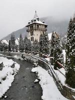 gewundener Bergfluss im Winter unter Schnee foto