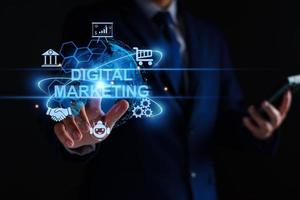 digitales Marketing Internet-Werbung und Verkaufssteigerung Business-Technologie-Konzept. Geschäftsmann greift auf Online-Marketing, E-Business, E-Commerce, Online-Geschäft, globales Online-Marketing-Netzwerk zu. foto