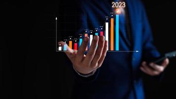 wachstums- und entwicklungsdiagramm des unternehmens im neuen jahr 2023. planung, langfristige investitionen, chancen, herausforderungen und geschäftsstrategie im neuen jahr 2023. entwicklung zum erfolg und motivation. foto