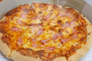 hawaiianische Pizza dampft