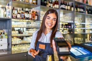 kontaktloses zahlungskonzept, weibliche holding terminal nfc-technologie am schalter, kunden machen transaktion zahlen rechnung auf terminal rfid-kassenmaschine im restaurantgeschäft, nahansicht foto