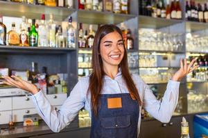 Kellnerin trägt Schürze und lächelt in die Kamera. glückliche Geschäftsfrau. Kleinunternehmerin von Unternehmerin. Café-Mitarbeiter posiert im Restaurant-Café foto