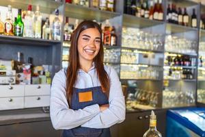 Kellnerin trägt Schürze und lächelt in die Kamera. glückliche Geschäftsfrau. Kleinunternehmerin von Unternehmerin. Café-Mitarbeiter posiert im Restaurant-Café foto