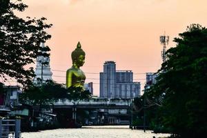 landschaft von big buddha in der stadt große buddha-statue in bangkok wat pak nam phasi charoen thailand foto