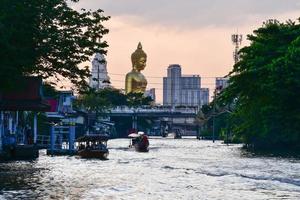 landschaft von big buddha in der stadt große buddha-statue in bangkok wat pak nam phasi charoen thailand foto