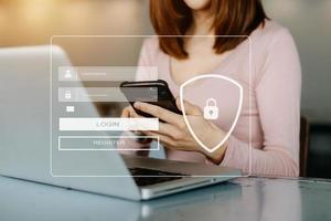 cybersicherheitskonzept, login, benutzer, identifikationsdatensicherheit und verschlüsselung, sicherer zugriff auf die persönlichen daten des benutzers frau mit smartphone und tablet im büro foto