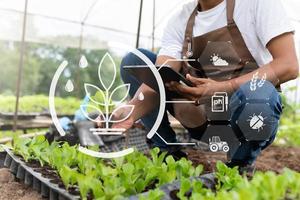 intelligenter landwirt, der anwendung von smartphone-konzepten verwendet, moderne landtechnik und visuelle ikone. foto