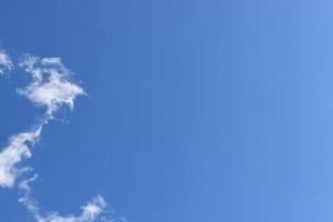 blauer Himmel mit Wolke foto