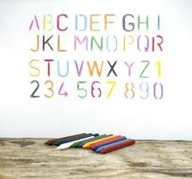 Alphabet und Buntstifte foto