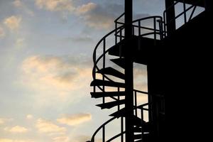 Silhouette der Treppe bei Sonnenuntergang foto