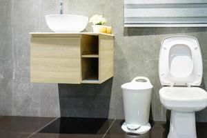 Badezimmer mit Toilette und Waschbecken foto
