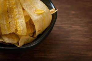 Bananenchips - gebratene oder gebackene Bananenscheiben foto