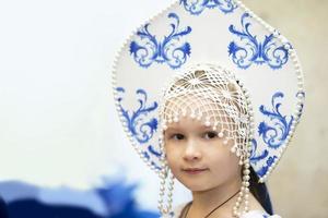 weißrussland, stadt gomel, 21. mai 2021 kinderferien in der stadt. kleines Mädchen in russischer nationaler Kopfbedeckung. foto