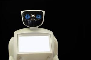 Roboter mit einem leeren Informationsdisplay auf schwarzem Hintergrund. foto