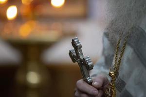 die Hände eines Priesters mit einem Kreuz. Glaube und Religion. foto