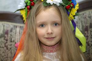 weißrussland, stadt gomel, 21. mai 2021 kinderferien in der stadt. ein kleines Mädchen slawischen Aussehens mit einem Blumenkranz auf dem Kopf. foto