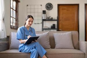 porträt einer jungen asiatischen krankenschwester oder pflegekraft zu hause.konzept gesundheitswesen, beruf, menschen und medizin foto