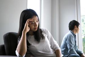 Die Frau fühlte sich deprimiert, verärgert und traurig, nachdem sie mit dem schlechten Benehmen ihres Mannes gekämpft hatte. unglückliche junge Frau gelangweilt von Problemen nach der Heirat. foto