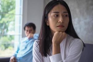 Die Frau fühlte sich deprimiert, verärgert und traurig, nachdem sie mit dem schlechten Benehmen ihres Mannes gekämpft hatte. unglückliche junge Frau gelangweilt von Problemen nach der Heirat. foto