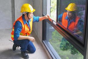 Überprüfen Sie die Höhe des Fensterrahmens, um die Norm zu erfüllen. Immobilienbesichtigung oder Hausbesichtigung vor der Ankunft. foto