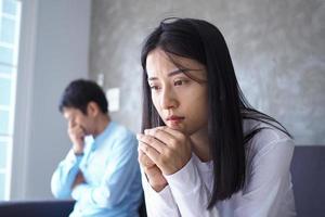 Die Frau fühlte sich deprimiert, verärgert und traurig, nachdem sie mit dem schlechten Benehmen ihres Mannes gekämpft hatte. unglückliche junge Frau gelangweilt von Problemen nach der Heirat. foto