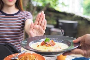 Frauen drängen Gerichte, von denen angenommen wird, dass sie eine Mischung aus Fett und Transfetten sind. Abnehmen, kein Mehl essen foto