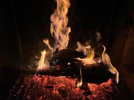 Schornstein hell Feuer im Dunkeln 15 foto