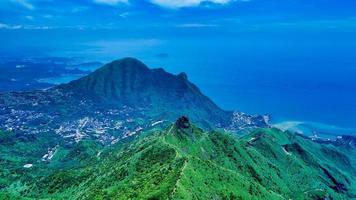 malerische Aussicht auf grüne Berge foto