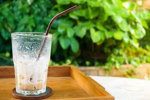 leeres kaffeeglas nach getränk auf holztisch grünem naturhintergrund foto