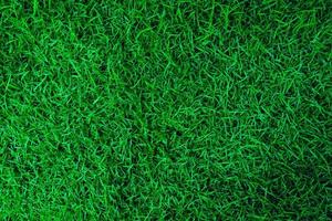 Natürliche grüne Grasstruktur mit Wassertröpfchen. perfekter golf- oder fußballplatzhintergrund. Ansicht von oben foto