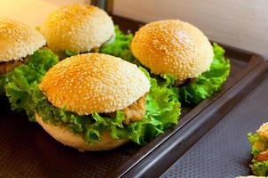 Leckerer Hühnchen-Hamburger und Salat im Supermarkt foto