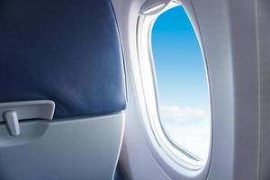 Blick aus dem Flugzeugfenster, Himmelblau oder azurblauer Himmel und Wolken aus dem Flugzeugfenster foto