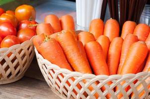 frische Karotten und Tomaten im Korb foto