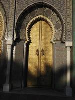 goldenes tor zum palast des königs von marokko in fes foto