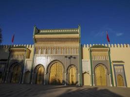 goldenes tor zum palast des königs von marokko in fes foto