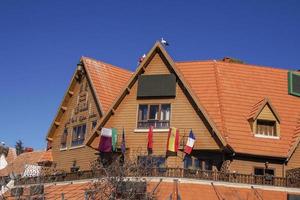 Störche in Ifrane, Dorf im Schweizer Stil in Marokko foto