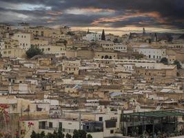 Blick auf den Sonnenuntergang aus der Luft Panorama der Medina von Fez el Bali in Marokko. fes el bali wurde zwischen 789 und 808 n. Chr. als hauptstadt der idrisidendynastie gegründet. foto